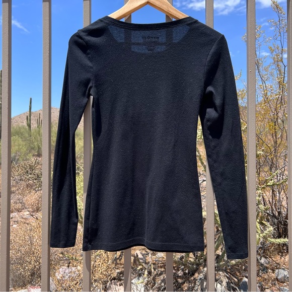 Old Navy Women’s Perfect Crew Long Sleeve Holiday Mickey & Minnie XS Black - Picture 5 of 8